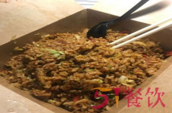 社会王炒饭轻食加盟费多少？实力品牌万元即可创业！【