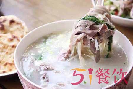 三五羊杂馆加盟赚钱吗？55平店铺年净入30万！三五羊杂馆是河北一带快速火热起来的火锅品牌，目前加盟店更是开到了全国地，在品牌知名度的越来越高的情况下，三五羊杂馆加盟项目也是正在火热进行中，而开一间三五羊杂馆加盟店的利润有多少，相信这是投资者加盟这一品牌最为关注的，小编将在下面进行具体讲述。